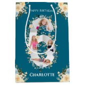 6誕生日フォトティール（緑がかった色）コラージブルーイエローフラワー ミディアムペーパーバッグ (正面)