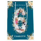 6誕生日フォトティール（緑がかった色）コラージブルーイエローフラワー ミディアムペーパーバッグ (裏面)