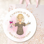 60おもしろいと素晴らしい漫画60th誕生日Sassy ラウンドシール<br><div class="desc">誰か特別に60番に回したい人祝は?この60とStill Fabuousステッカーは素晴らし抱き枕、飾封筒、封筒などのためのものだ！名カスタマイズ前か年を変える…すべての文字を変更してパーティーを補完できる!!!</div>