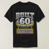 60おもしろい誕生日B日ギフトことわざ年齢60年 Tシャツ (デザイン正面)
