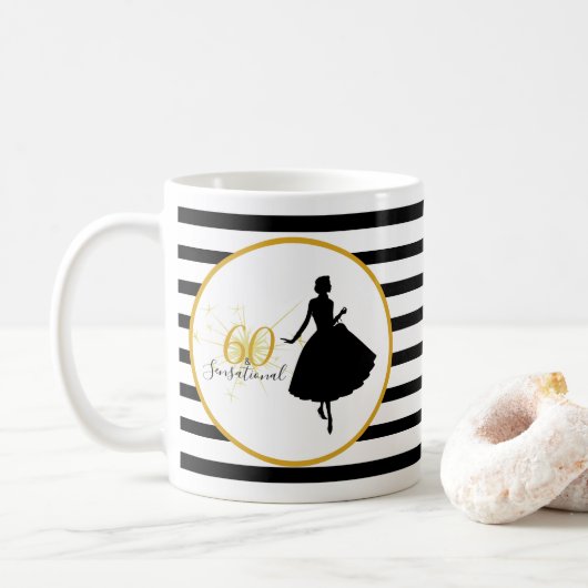 60およびセンセーショナル60誕生日ブラック/ホワイトストライプ製品 コーヒーマグカップ (ドーナツ)