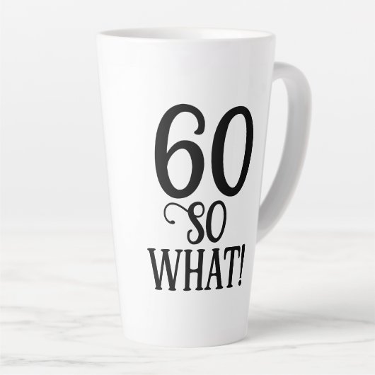 60だからおもしろい何引用文タイポグラフィ60誕生日 カフェラテマグ (右アングル)