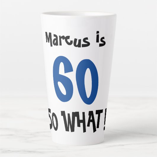 60だから何おもしろい前向きタイポグラフィ60誕生日 カフェラテマグ (正面)