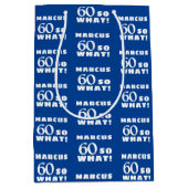 60だから何おもしろい引用文タイポグラフィ60番目誕生日 ミディアムペーパーバッグ (正面)