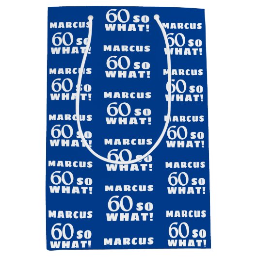 60だから何おもしろい引用文タイポグラフィ60番目誕生日 ミディアムペーパーバッグ (正面)