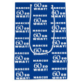 60だから何おもしろい引用文タイポグラフィ60番目誕生日 ミディアムペーパーバッグ (裏面)