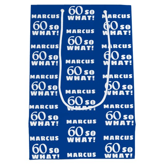 60だから何おもしろい引用文タイポグラフィ60番目誕生日 ミディアムペーパーバッグ (裏面)