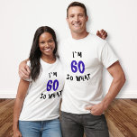 60だから何おもしろい引用文60th誕生日パーティー tシャツ<br><div class="desc">60だからおもしろい引用文60th誕生日パーティーTシャツ。このTシャツは男ユーモアのあるの60よくはしゃぐ歳の誕生日に祝ためのそして方法である。このシャツは機知に富んだ引用文を備えており、おもしろいを老朽化のアイディアに置き換え、着用者にユーモアを持って年齢を受け入れさせる。特別な時素晴らしにプレゼントやパーティーTシャツを作る。年齢番号を変更できる。</div>