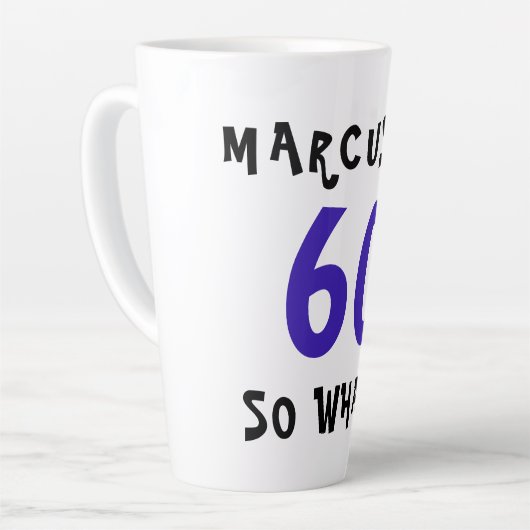 60だから何おもしろい感動的引用文60誕生日 カフェラテマグ (左アングル)