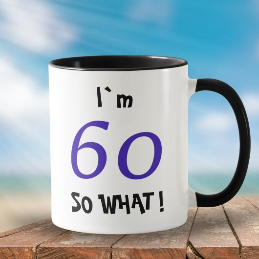 60だから何だってば 面白い励ましの60歳の誕生日 マグカップ