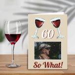 60だから何やる気を起こさせる赤ワイン60誕生日 カード<br><div class="desc">60だから赤やる気を起こさせるワイン60番目の誕生日カード。デザインには2つの赤ワインのグラス、年齢番号とカスタム写真が付いている – あなたの写真を追加。文字60だからやる気を起こさせる何が前向き、そしておもしろい、ユーモアの感覚を持つ人のために完璧である。他の年齢で年齢番号を変更できる。60歳素晴らしの誕生日を迎えた女祝人や男のために</div>