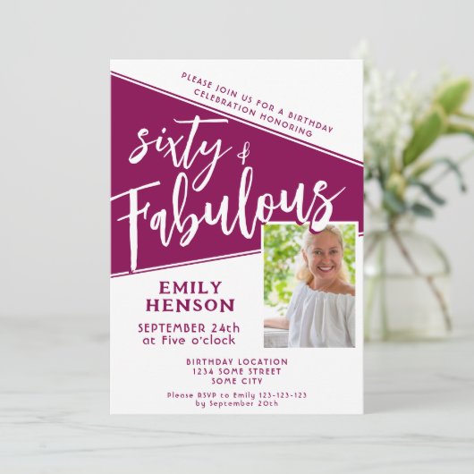60と素晴らしいスクリプトマゼンタフォト60誕生日 招待状 (スタンド正面)