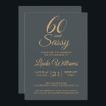 60とSassyオフブラック金ゴールド60th誕生日パーティー 招待状<br><div class="desc">60祝モダン歳の誕生日デザインとスタイルして、グラマラスなオフブラックと金ゴールドの60歳の誕生日のお祝いを飾るシックな60歳の誕生日の招待状を単にパーソナライズし、あなたの60歳の誕生日パーティーに送信することができる。60語とsassy語はフェイク金ゴールドグリッターで、タイポグラフィを使用して設定さモダンれる。そしもして救済も合わせ製品が必要で連絡す。60歳の誕生日救済パーティーを素晴らしいイベントに！</div>