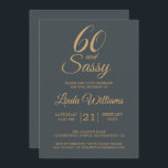 60とSassyオフブラック金ゴールド60th誕生日パーティー 招待状<br><div class="desc">60祝モダン歳の誕生日デザインとスタイルして、グラマラスなオフブラックと金ゴールドの60歳の誕生日のお祝いを飾るシックな60歳の誕生日の招待状を単にパーソナライズし、あなたの60歳の誕生日パーティーに送信することができる。60語とsassy語はフェイク金ゴールドグリッターで、タイポグラフィを使用して設定さモダンれる。そしもして救済も合わせ製品が必要で連絡す。60歳の誕生日救済パーティーを素晴らしいイベントに！</div>