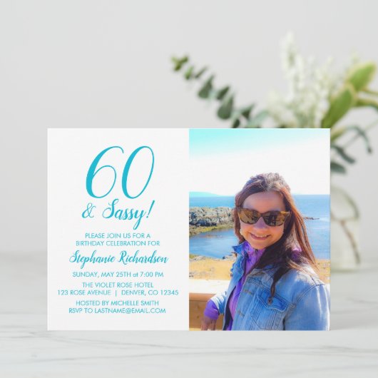 60とSassy海ブルーティール(緑がかった色)名写真誕生日 招待状 (スタンド正面)