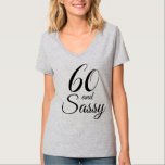 60とSassy誕生日ギフト Tシャツ<br><div class="desc">60祝歳をスタイルでシックなブラックでエレガント、この60歳の誕生日デザイン。単語60, sassyはスクリプトとタイポグラフィを用いてモダン設定される。出迎えセットやパーティー用品、ギフトなどマッチ商品は当店でご利用いただけます。何もし救済も連絡お店を通して60歳の誕生日救済パーティーを素晴らしいイベントに！</div>