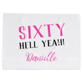60はいっ!60おもしろいパーソナライズされた誕生日 ラージペーパーバッグ (裏面)
