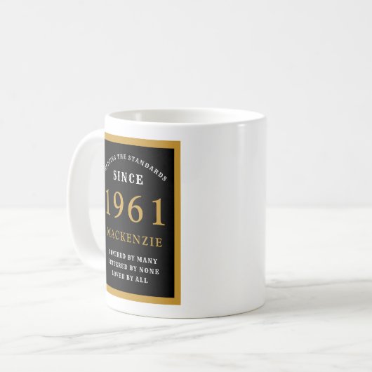 60パーソナライズされた誕生日1961黒エレガント金ゴールド コーヒーマグカップ (正面左)