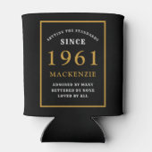 60パーソナライズされた誕生日1961黒エレガント金ゴールド 缶クーラー (裏面)