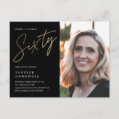 60モダン誕生日フォトブラック&金ゴールドスクリプト インビテーションポストカード (正面)