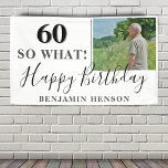 60モダンSo What 60th Birthday Party写真 横断幕<br><div class="desc">60モダンそう60thバースデーパーティーのフォトバナー。60歳素晴らしの誕生日パーティーにトレンディー写真とカスタム引用文60で署名感動的しおもしろい、スクリプトの何と文字の名前。背景は白、文字は黒と灰色。写真、名前、年齢の番号でサインをパーソナライズし、独自のおもしろい誕生日パーティバナーを作成する。ユーモア素晴らしのセンスがある人のためだ。</div>