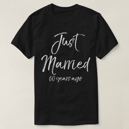 60周年記念おもしろいギフトかわいいたった今結婚しました60 Tシャツ (デザイン正面)