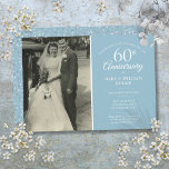 60周年記念写真結婚ダイヤモンド紙吹雪 招待状<br><div class="desc">ダイヤモンドお気に入りのブルーの背景にシックな白いタイポグラフィで結婚、あなたの写真と特別な60thダイヤモンドの記念お祝いの詳細でパーソナライズ。その逆の特徴は愛するハート紙吹雪。Thisisnomeによる設計©</div>