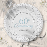 60周年記念結婚愛ハート紙吹雪 ペーパープレート<br><div class="desc">繊細な愛のハート紙吹雪。シックなレタリングで特別な60年の結婚ダイヤモンドの記念日の情報でパーソナライズ。Thisisnomeによる設計©</div>