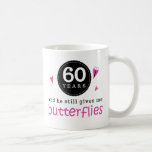 60周年記念結婚蝶の贈り物 コーヒーマグカップ<br><div class="desc">この可愛い蝶のペアは、フレーズ60年と彼はまだ私の蝶与えのペア。60周年素晴らしの贈り物に贈り物のアイディアを結婚作る。60周年素晴らしの贈り物を作る。</div>