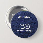 60年の若いダークブルー人形ピン誕生日ボタン 缶バッジ (正面&裏面)