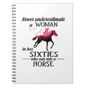 60年代の女性の乗馬を決して過小評価しない ノートブック (正面)