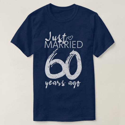 60年前に入籍しました　面白い結婚60周年記念 Tシャツ (デザイン正面)