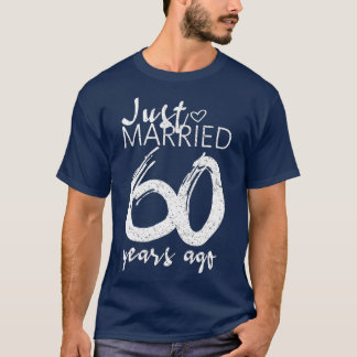 60年前に入籍しました　面白い結婚60周年記念 Tシャツ