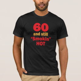 60歳およびまだSmokin熱い|の第60誕生日 Tシャツ