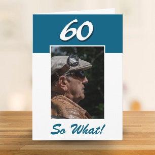 60歳だって何? ユーモア溢れるポジティブな60歳誕生日写真 カード