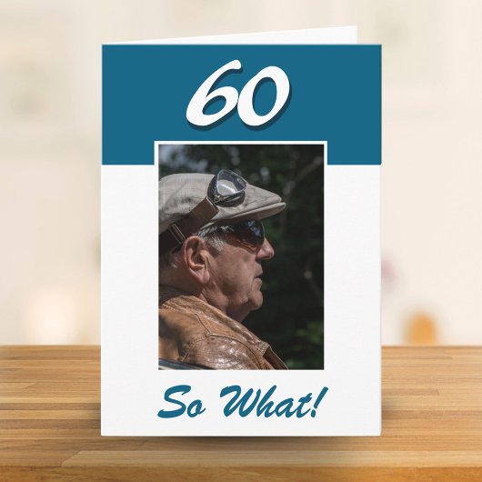 60歳だって何? ユーモア溢れるポジティブな60歳誕生日写真 カード