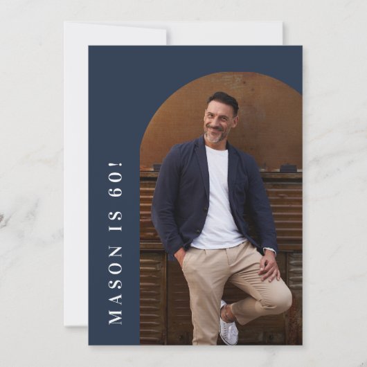 60歳のアーチ写真 60歳のモダンでシンプルな誕生日パーティー 招待状 (正面)