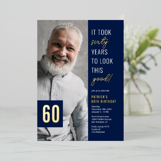 60歳のフォトブルーと金ゴールド60歳の誕生日パ実在ーティ 箔招待状 (立ち正面)