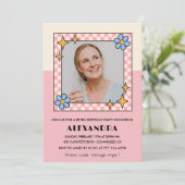 60歳の誕生日の招待レトロGroovyピンクの花 招待状 (スタンド正面)