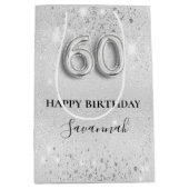 60歳の誕生日の銀グリッターダストモノグラム ミディアムペーパーバッグ (正面)