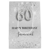 60歳の誕生日の銀グリッターダストモノグラム ミディアムペーパーバッグ (裏面)