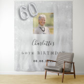60歳の誕生日を祝う銀色の写真グリッター ダスト ウェルカム タペストリー (インサイチュ)