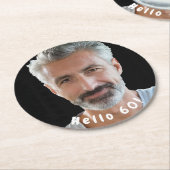 60歳の誕生日カスタム写真こんにちは60男の男性 ラウンドペーパーコースター (アングル)