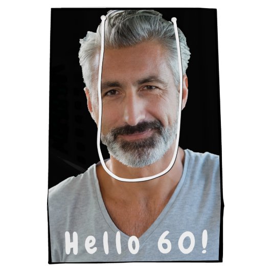 60歳の誕生日カスタム写真こんにちは60男 ミディアムペーパーバッグ (裏面)