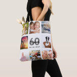 60歳の誕生日カスタム写真コラージュ女性ホワイト トートバッグ<br><div class="desc">女ユニーク性の60歳の誕生日のための贈り物祝、自分の写真の8のコラージュで彼女の人生、写真。パーソナライズして彼女の名前、年齢60と日付を追加。シックな白い背景。グレーと黒の文字と数字。名前は手書文字のスタイルスモダンクリプト付き。</div>