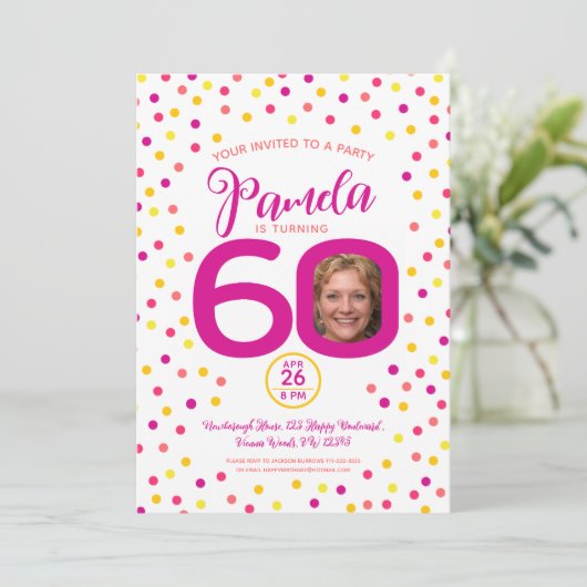 60歳の誕生日カスタム写真ピンク色の黄色紙吹雪 招待状 (スタンド正面)