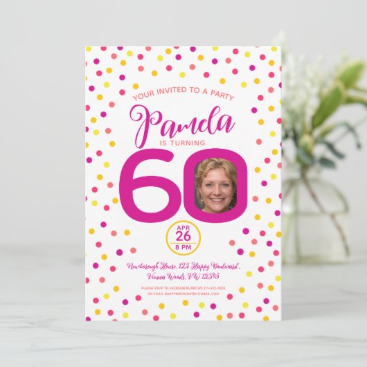 60歳の誕生日カスタム写真ピンク黄色紙吹雪 招待状 (スタンド正面)