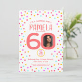 60歳の誕生日カスタム写真リビング珊瑚紙吹雪 招待状 (スタンド正面)