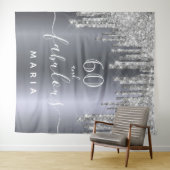 60歳の誕生日パーティーにぴったりな、素敵なグリッターシルバースパークル タペストリー (インサイチュ(横))