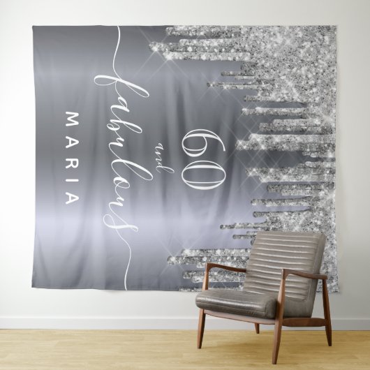 60歳の誕生日パーティーにぴったりな、素敵なグリッターシルバースパークル タペストリー (インサイチュ(横))